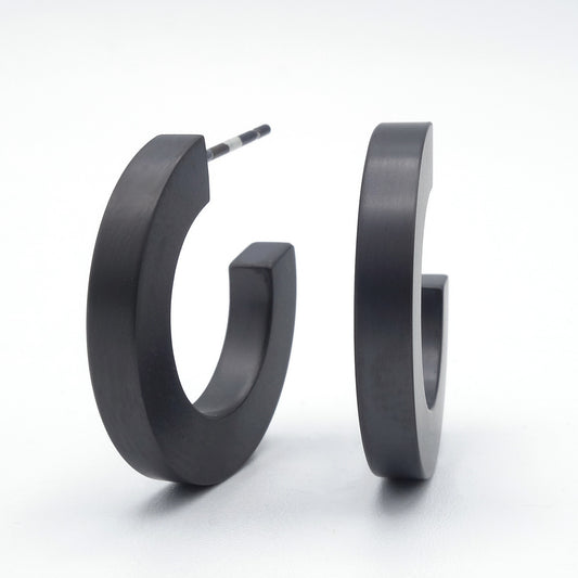 Zwarte zirkonium creolen, 21 mm groot en 3 mm breed, met titanium stekers