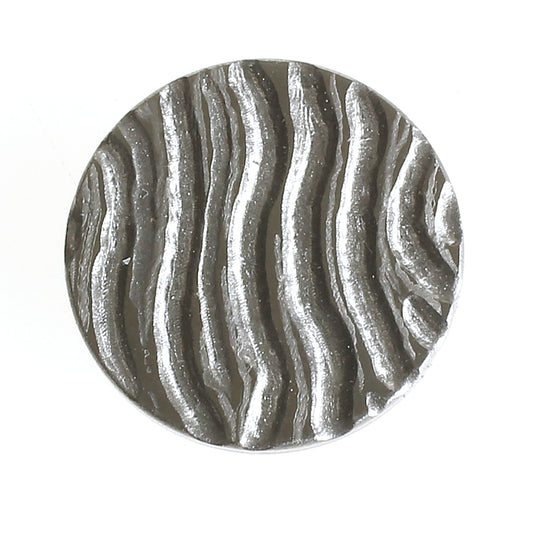 Titanium wisselhartje met golvende structuur geïnspireerd op eikenhout, elk exemplaar uniek.