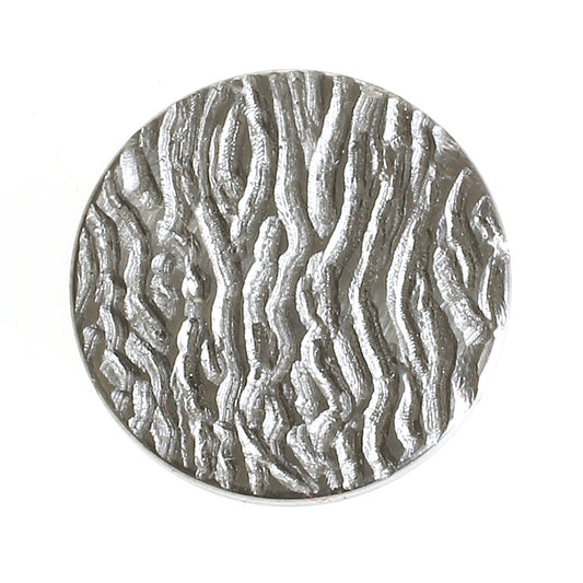 Titanium wisselhartje met organische structuur geïnspireerd op iepenhout, elk exemplaar uniek.