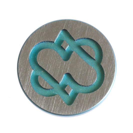 Titanium wisselhartje met twee verbonden hartjes in strak uitgesneden ontwerp.