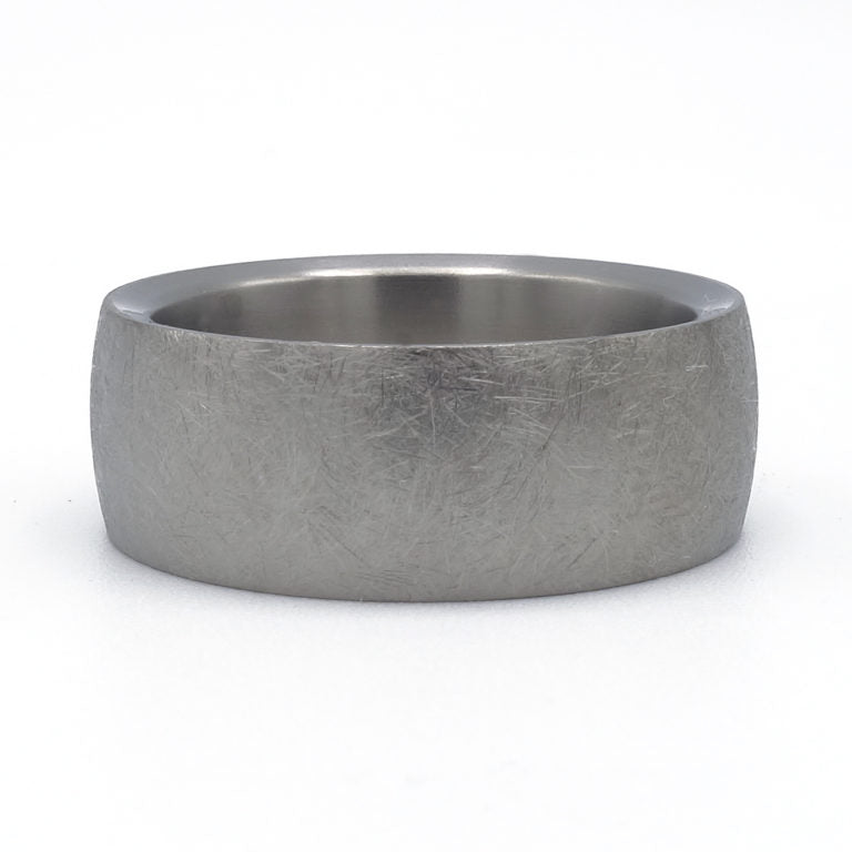 Scratched-ring van titanium – moderne ring met grof geschuurde afwerking en robuuste uitstraling.