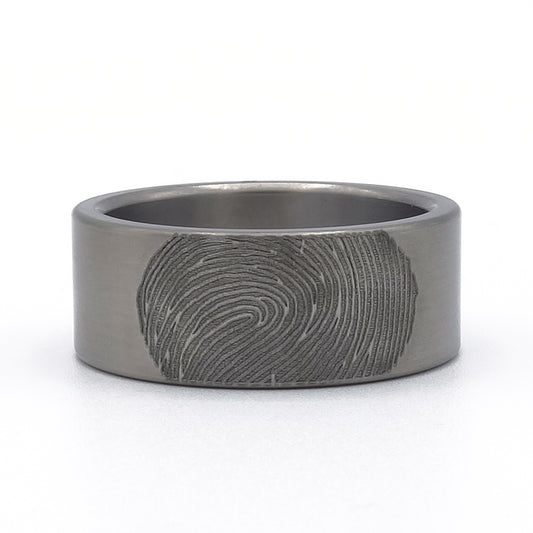Rechte titanium trouwring met lasergegraveerde vingerafdruk, exacte kopie.