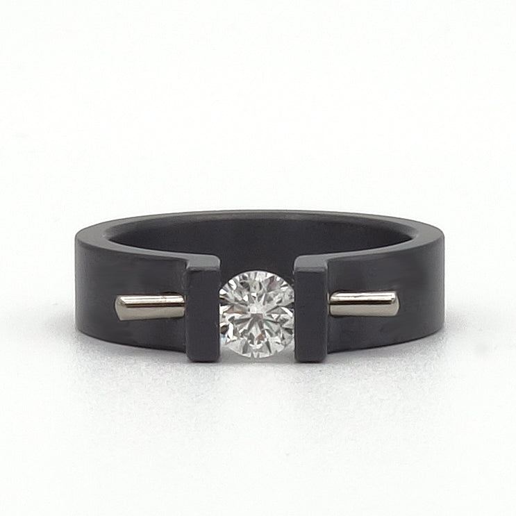 Moonrise Black zirkonium ring met 0,35 ct diamant en witgouden staafje onder de steen.
