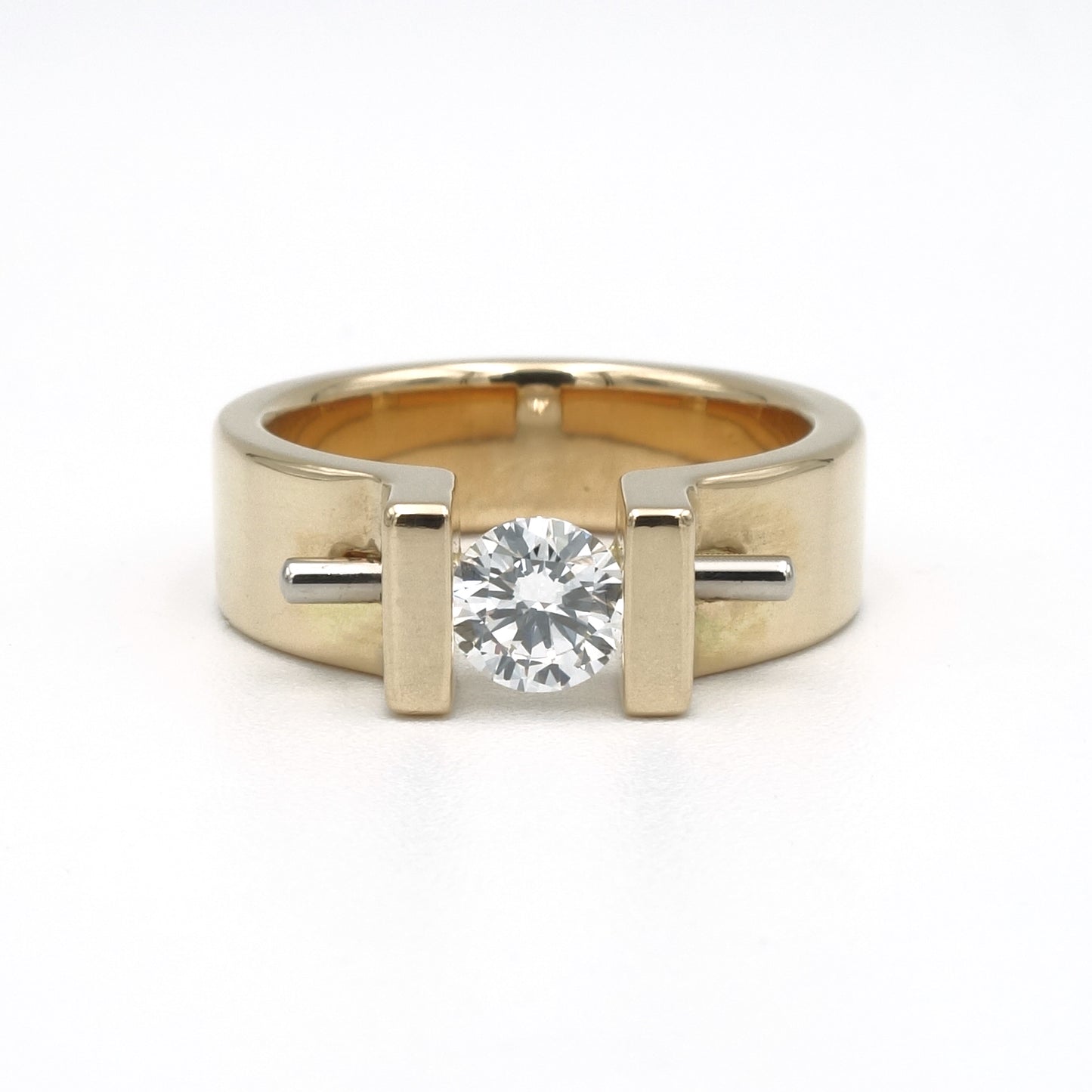 Moonrise solitair ring in 18 karaat geelgoud met een diamant van 0,52 ct in moderne zetting.