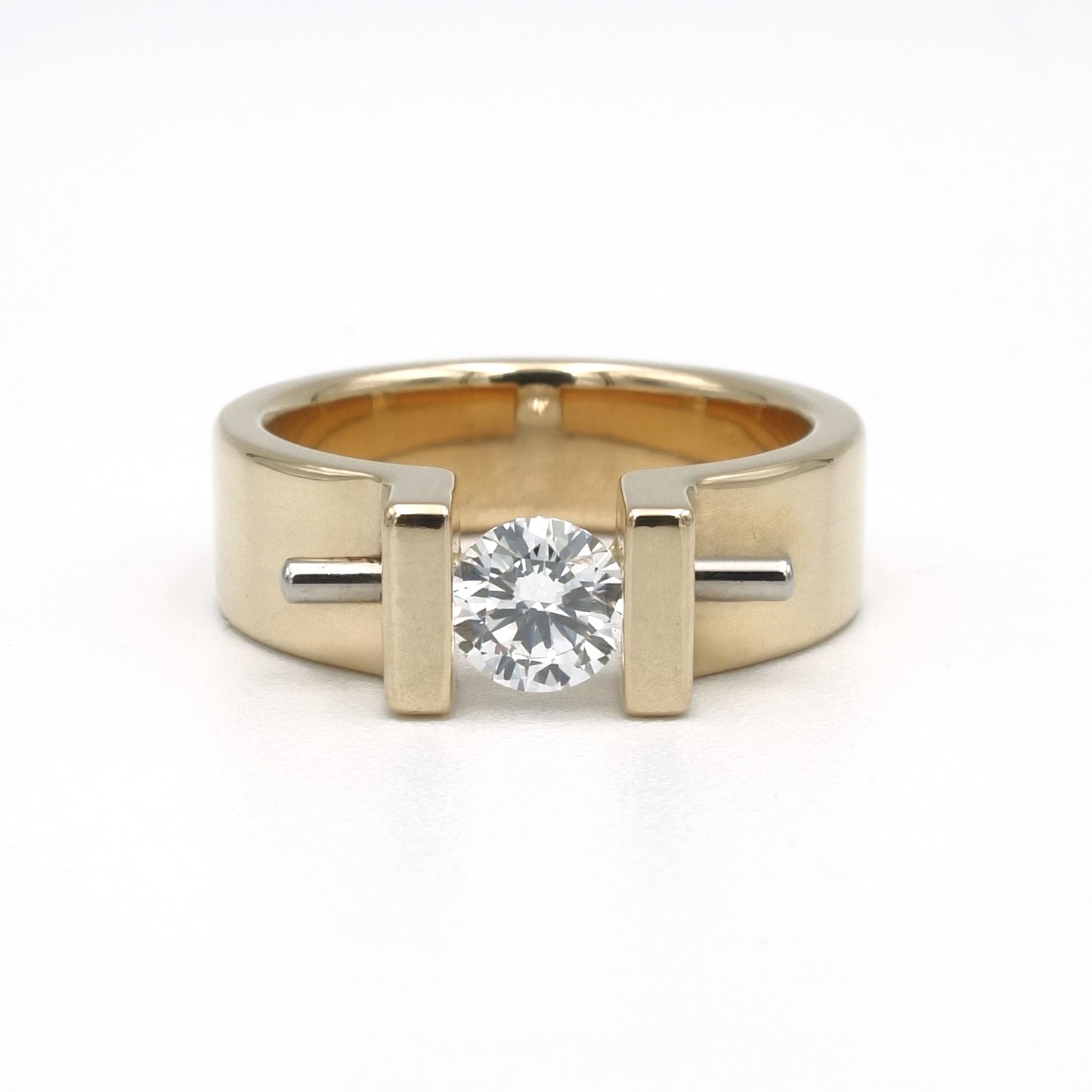 Moonrise solitair ring in 18 karaat geelgoud met een diamant van 0,52 ct in moderne zetting.