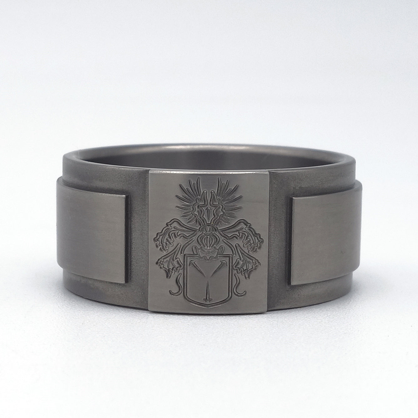 Moderne ring met familiewapen in titanium of staal, brede band met gravure
