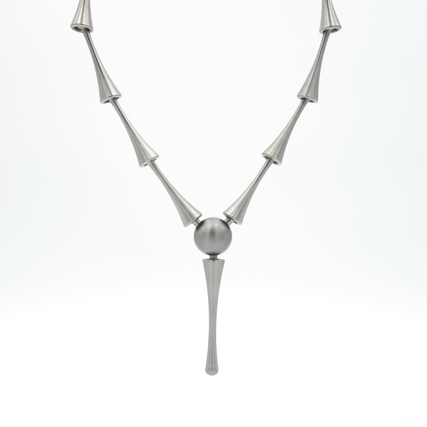 Titanium Pioncollier met centrale bal en lang eindstuk – symmetrische uitvoering genaamd Bal-Splitsing.