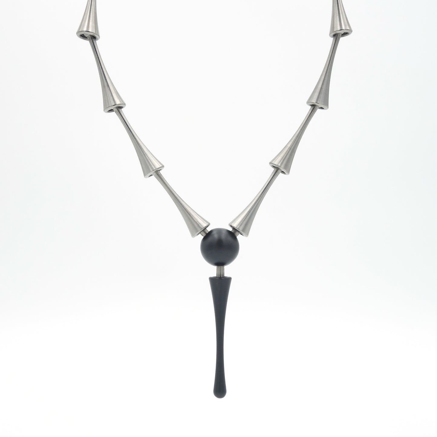 Pioncollier met centrale zirkonium bal en zwart eindstuk – symmetrische uitvoering genaamd Bal-Splitsing.