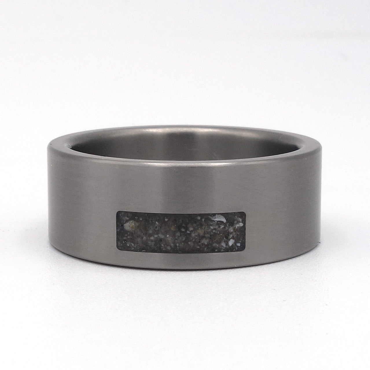 Titanium ring met matte afwerking en rechthoekige askamer gevuld met as in epoxy