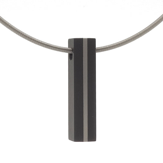 Blok Platina hanger van zwart zirkonium met platina inleg aan spang collier