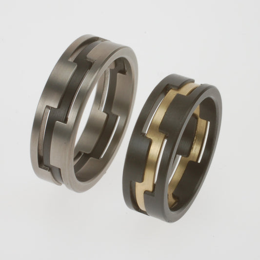 Set trouwringen met open structuur in zirkonium, geelgoud en titanium in grafisch patroon