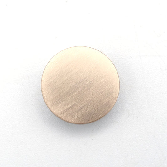 Wisselhartje met bovenvlak van 18 karaat roodgoud, verwerkt in titanium.