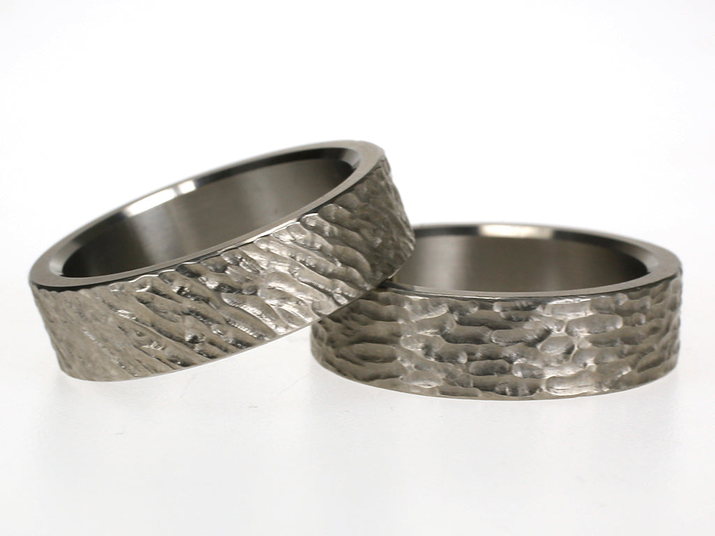 Strand ring van titanium met ribbelstructuur geïnspireerd door zand en zee.