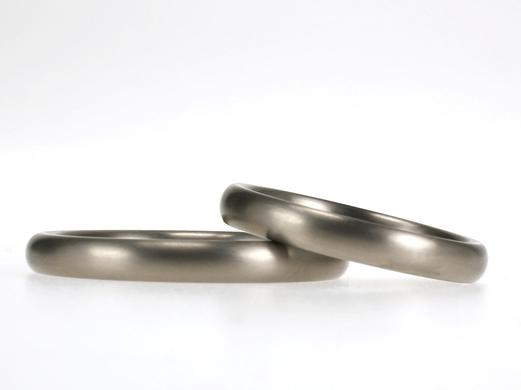 Set titanium trouwringen met bol profiel en matte afwerking, in 3 mm breedte.