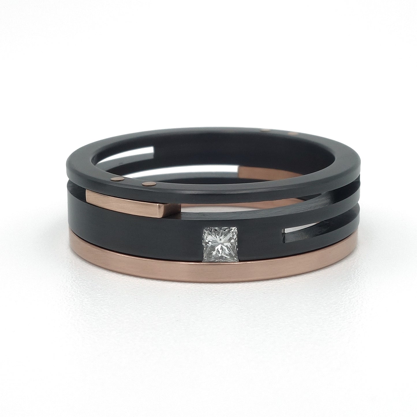 Split level damesring in zirkonium met roodgoud en princess diamant 0.10 ct