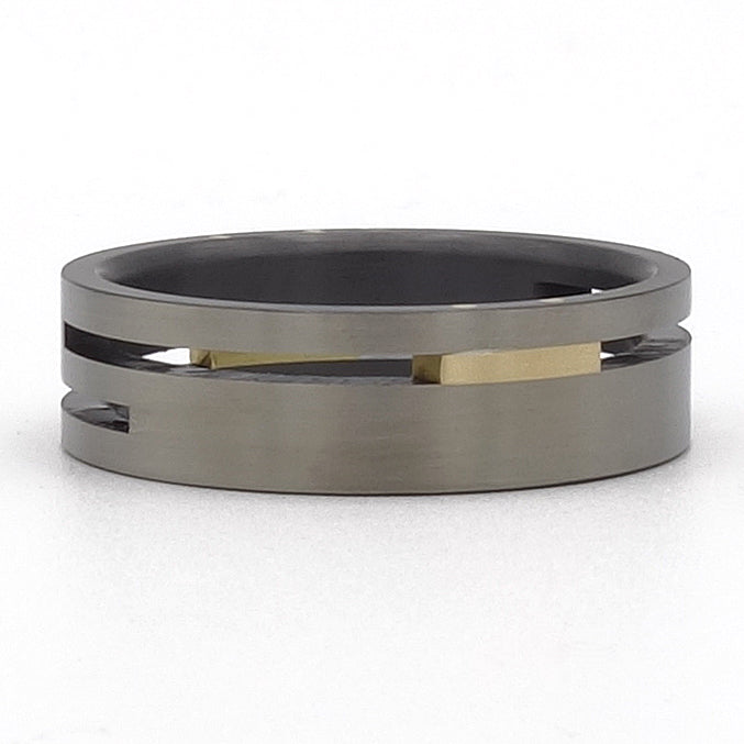 Split-Level ringenset van zirkonium en geelgoud – modern ontwerp met verdiept gouden accent en stijlvol contrast.