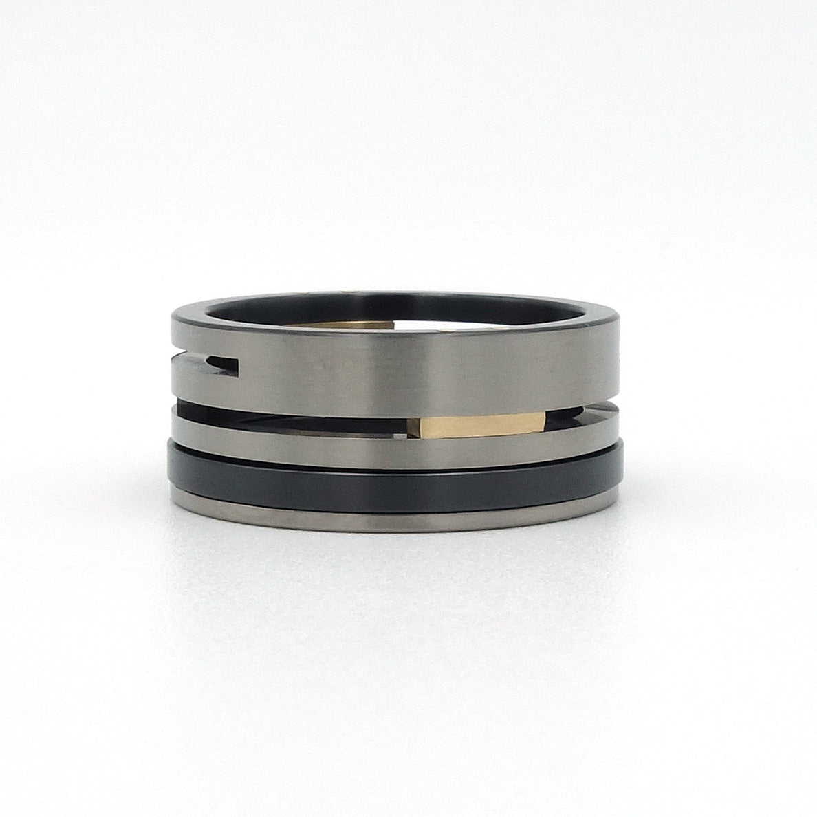 Stoere Split-Level ringenset van zirkonium, geelgoud en edelstaal – gelaagd ontwerp met krachtig materiaalcontrast.