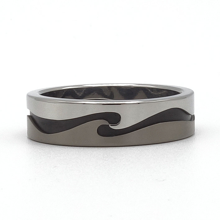 Supergolf ring van titanium, zirkonium en edelstaal met golvend patroon.