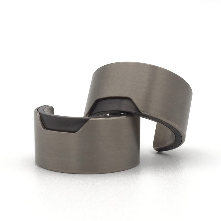 Jippe | Titanium Creolen met Zwart Accent