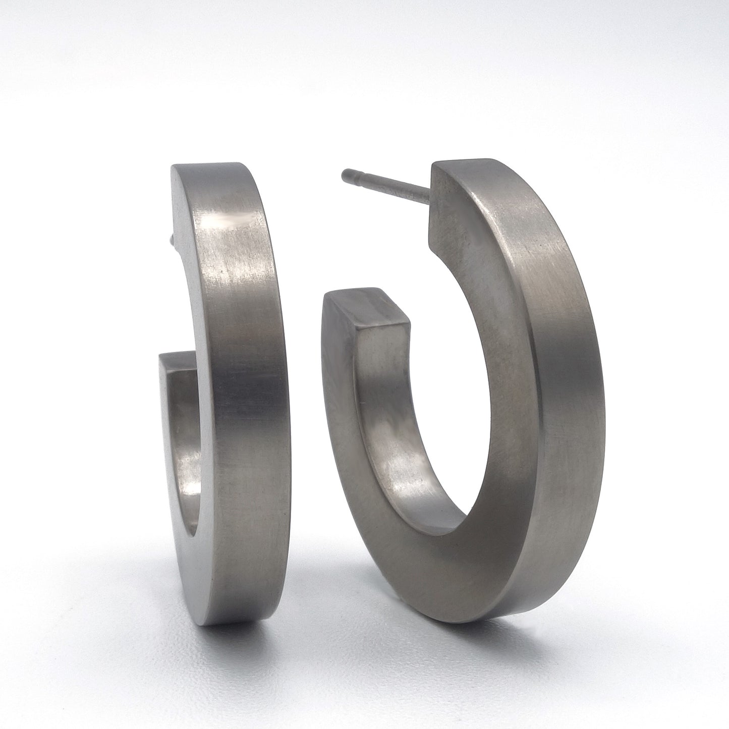Grijze titanium creolen, 21 mm groot en 3 mm breed, met titanium stekers