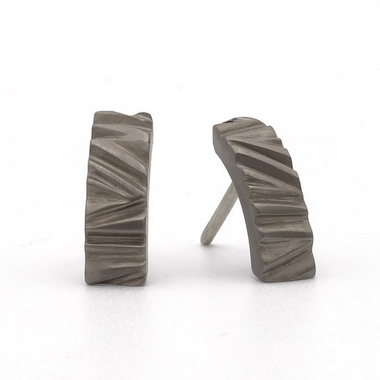 Titanium oorbellen met boomschors structuur – ontwerp van Metal Art