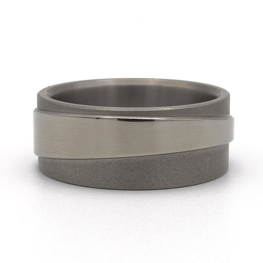 Brontes-ring van titanium – krachtige, minimalistische ring met technische uitstraling.