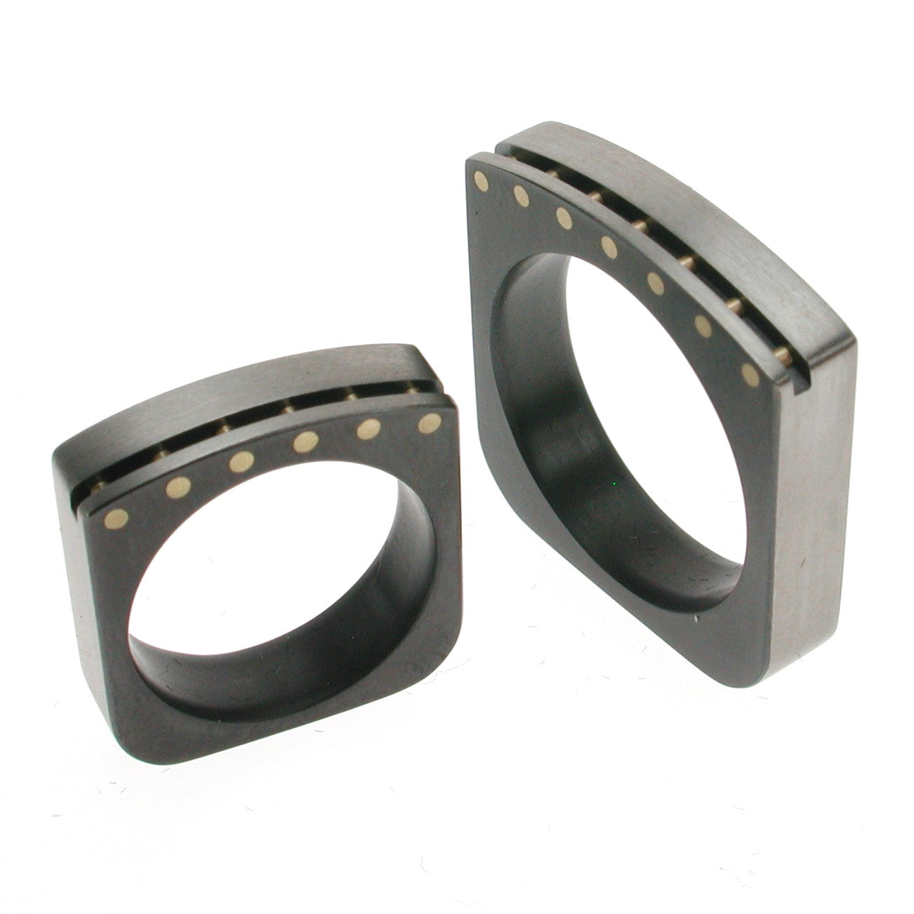 Vierkante trouwringen van zwart zirkonium met 18kr geelgouden pennen en geborsteld oppervlak