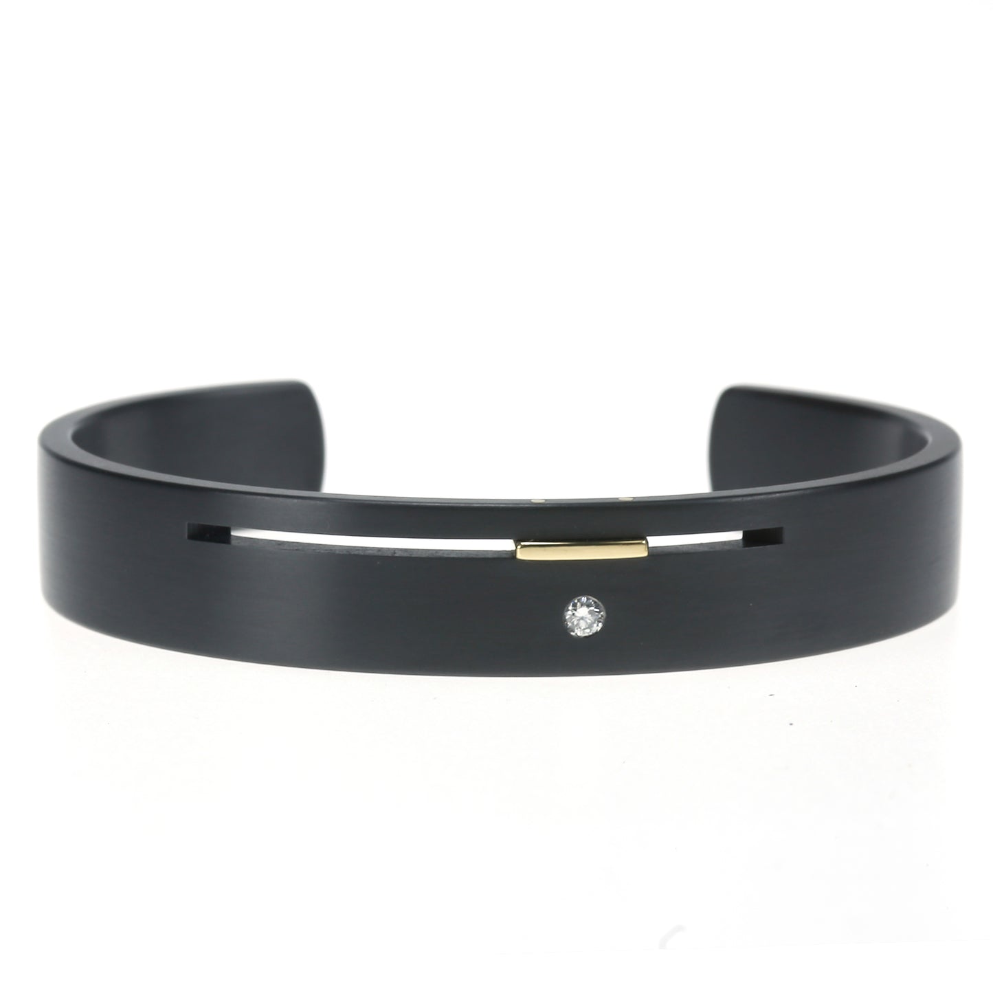 Split-Level armband van zwart zirkonium met geelgouden accent en diamant – moderne, open armband met strak lijnenspel.
