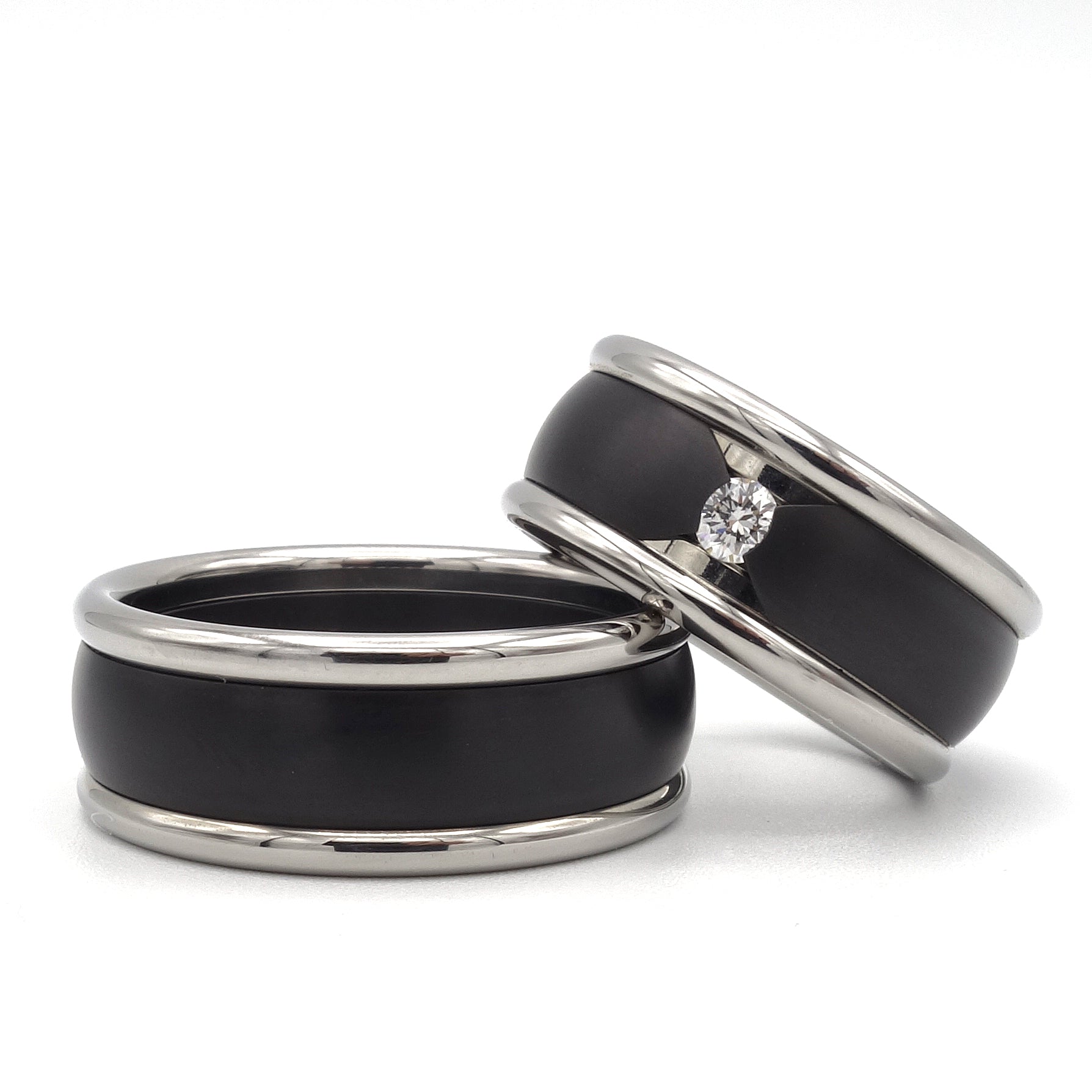 Zwart zirkonium trouwringen met glanzende edelstalen randen; damesring met 0.12 ct diamant