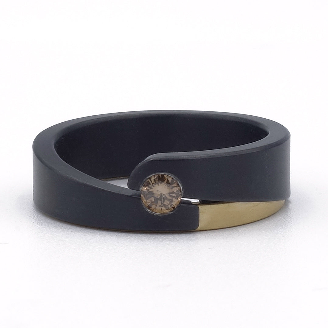 Zirkonium ring met geelgoud accent en cognac diamant van 0.10 ct – strak ontwerp met omarming