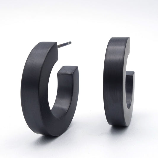 Zwarte zirkonium creolen, 21 mm groot en 4 mm breed, met titanium stekers