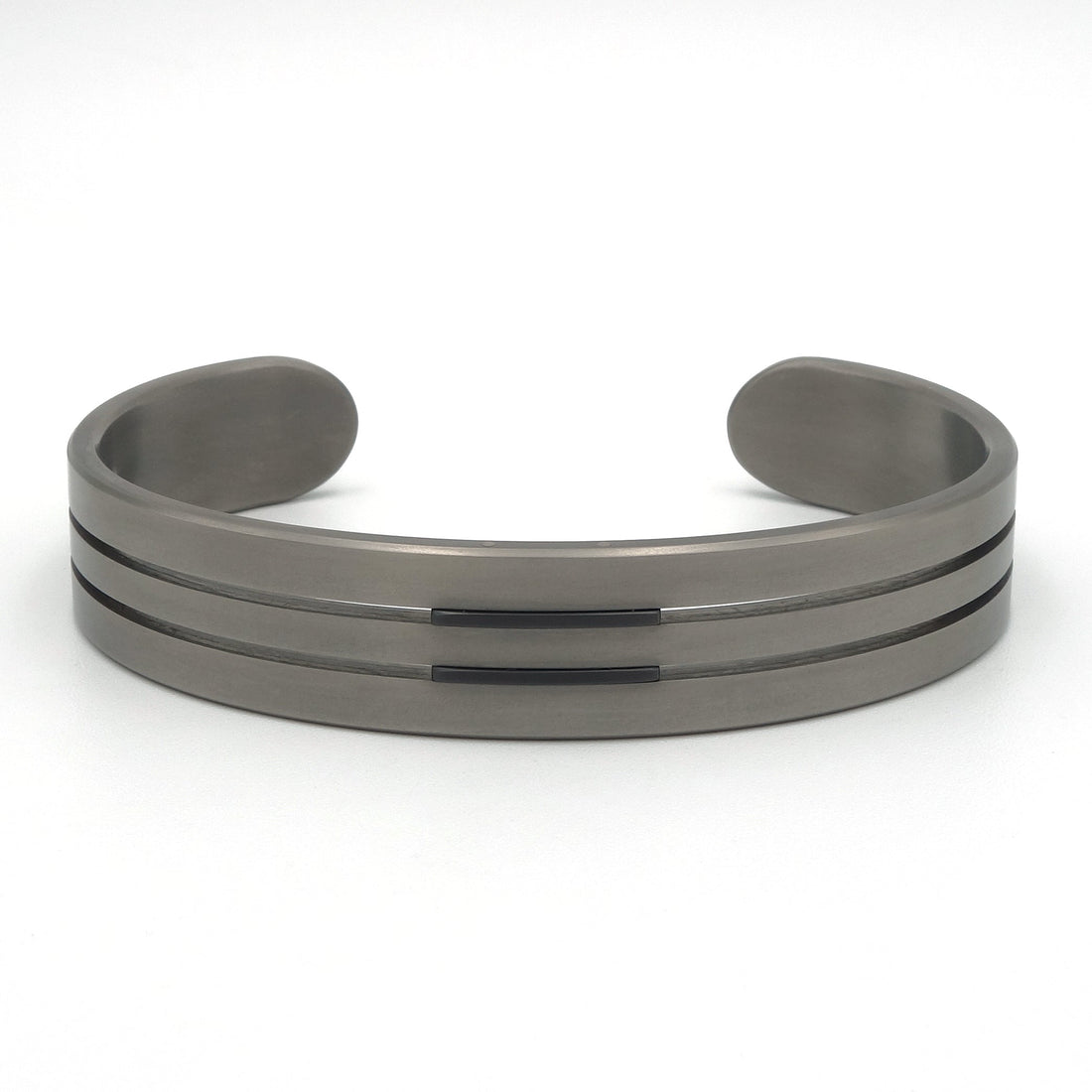 Open armband van titanium met twee zwarte zirkonium lijnen, 13mm breed, op witte achtergrond