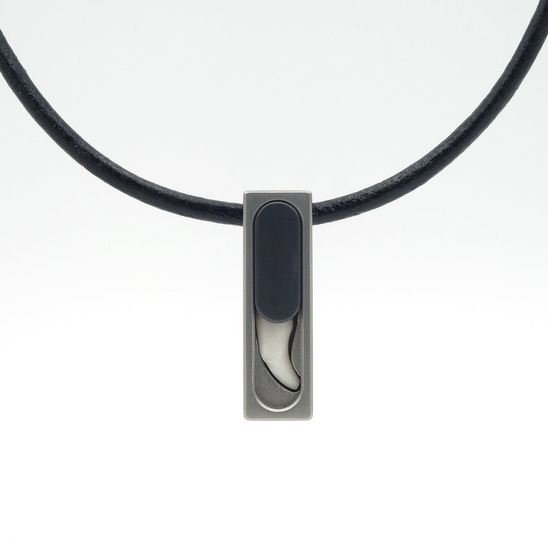Hanger laten maken met tand van je hond of huisdier – maatwerk in titanium
