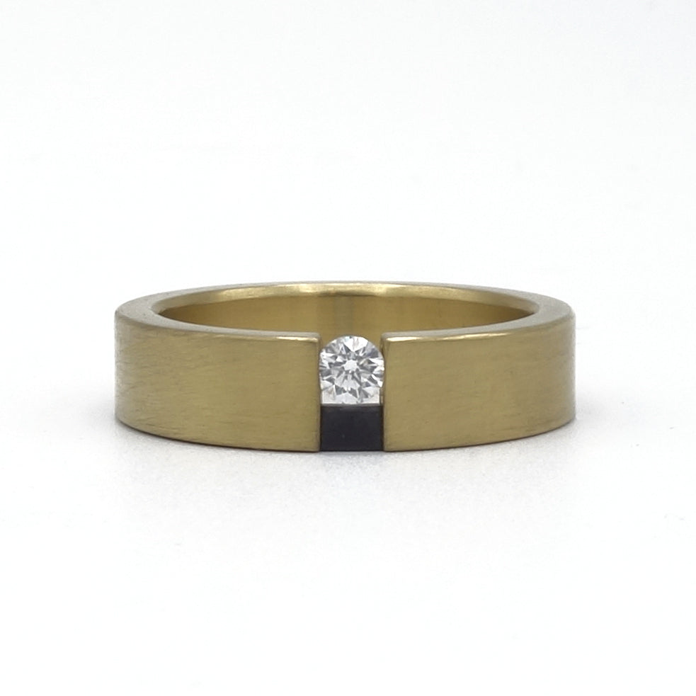 Femka Gold ring van 18kr geelgoud met zwart zirkonium en zwevende diamant – Sieraad van de Maand September.