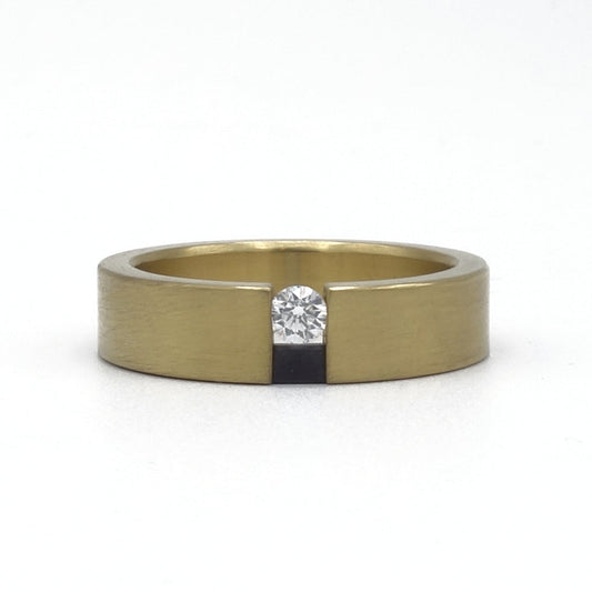 Femka Gold ring van 18kr geelgoud met zwart zirkonium en zwevende diamant – Sieraad van de Maand September.