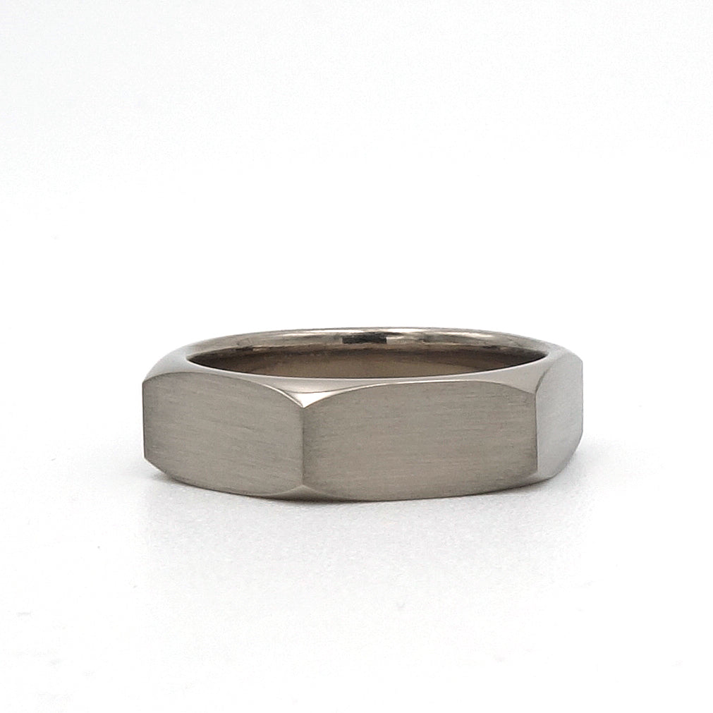 Witgouden moer ring in 14 karaat witgoud met zeskant facetten van Metal Art Alkmaar