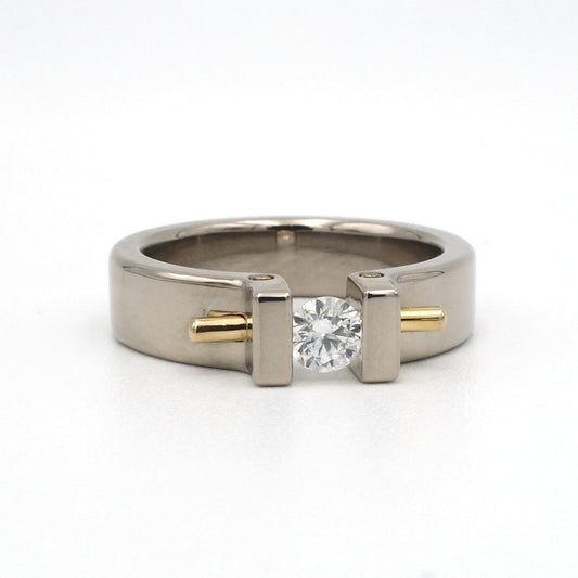 Moonrise ring van witgoud palladium met 0,25ct diamant en 18kr geelgouden pen