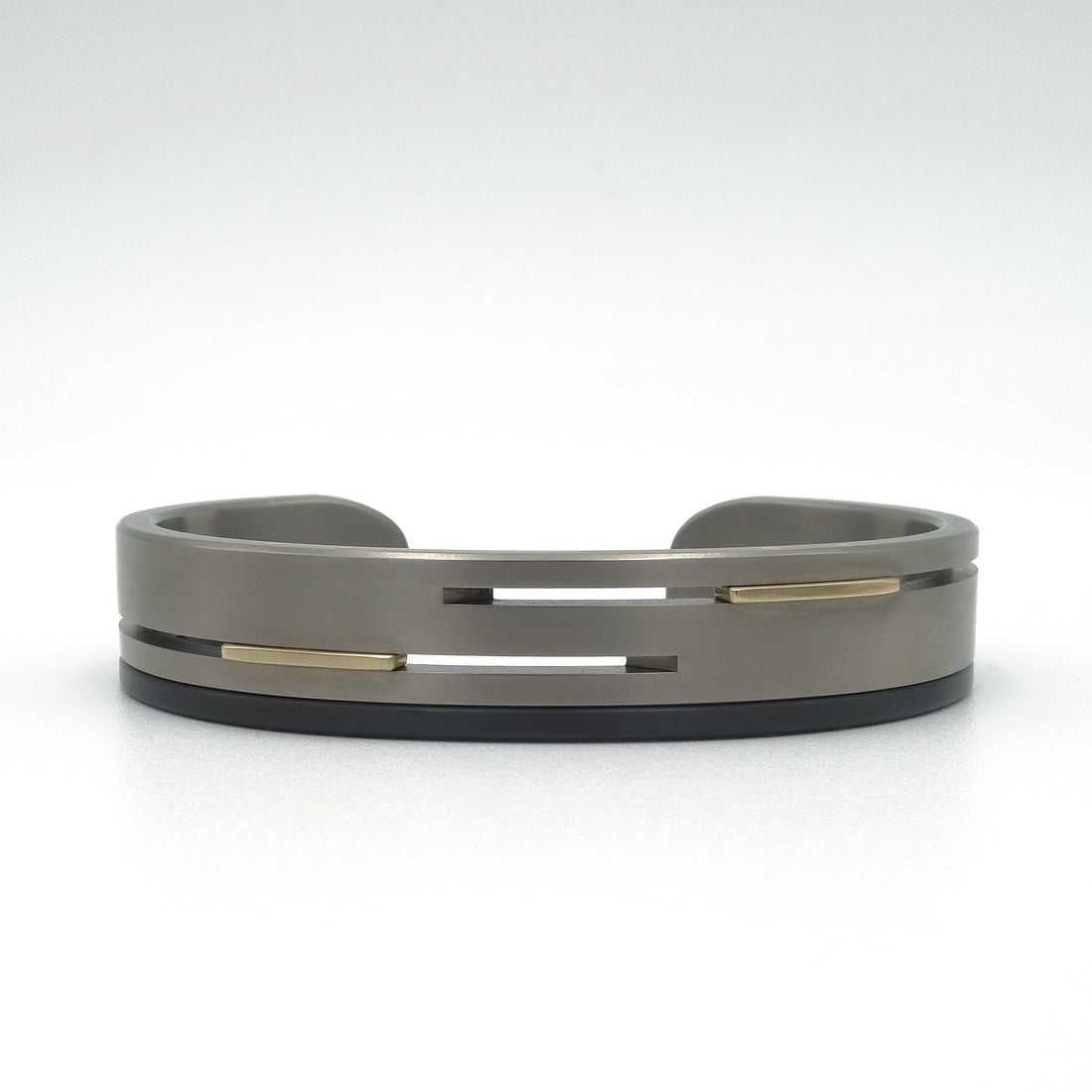 Armband gemaakt van oud goud uit trouwringen met titanium en zirkonium van Metal Art Alkmaar