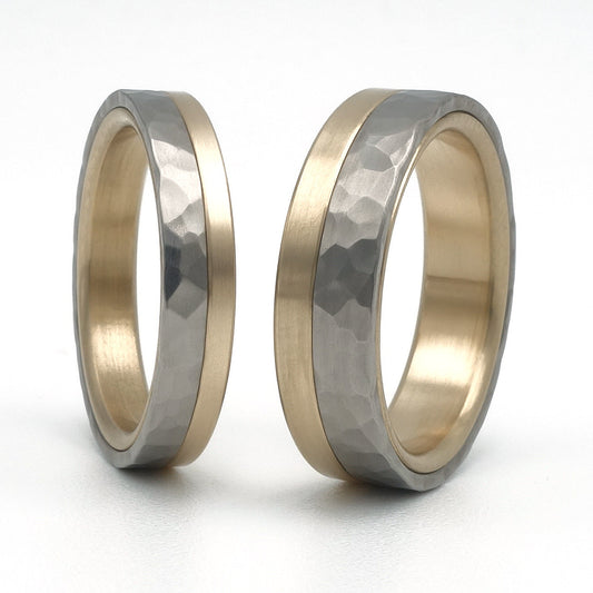 Gouden ringen met een band titanium met hamerslag