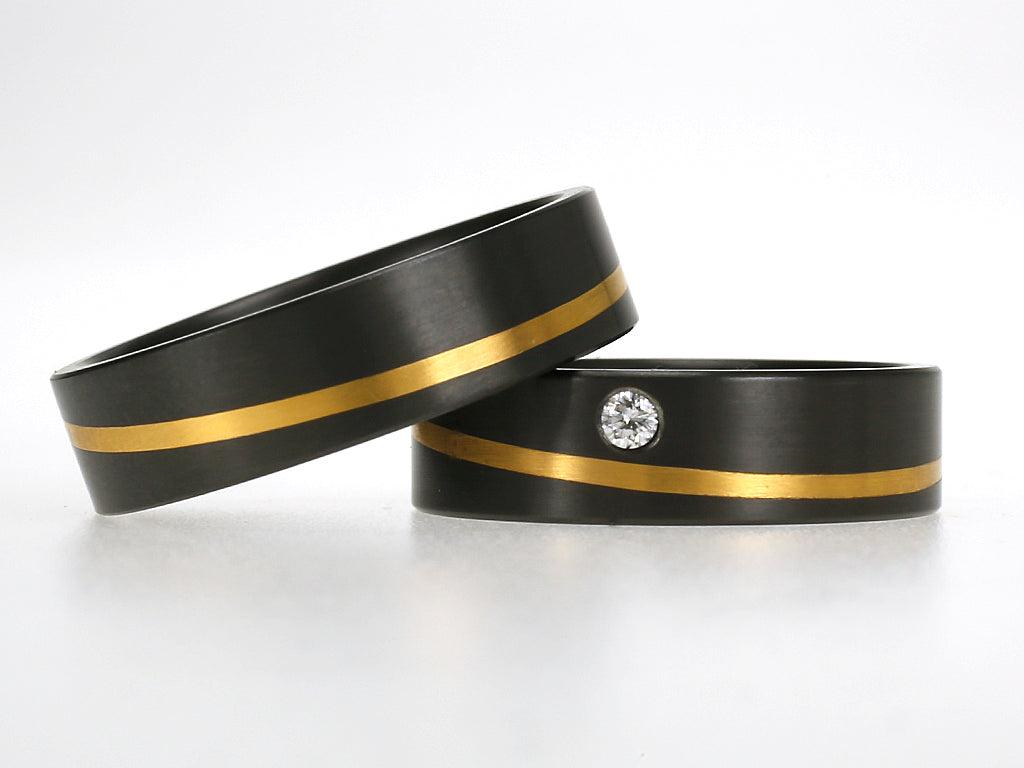 Diago ringen zwart zirkonium met een gouden lijn en diamant