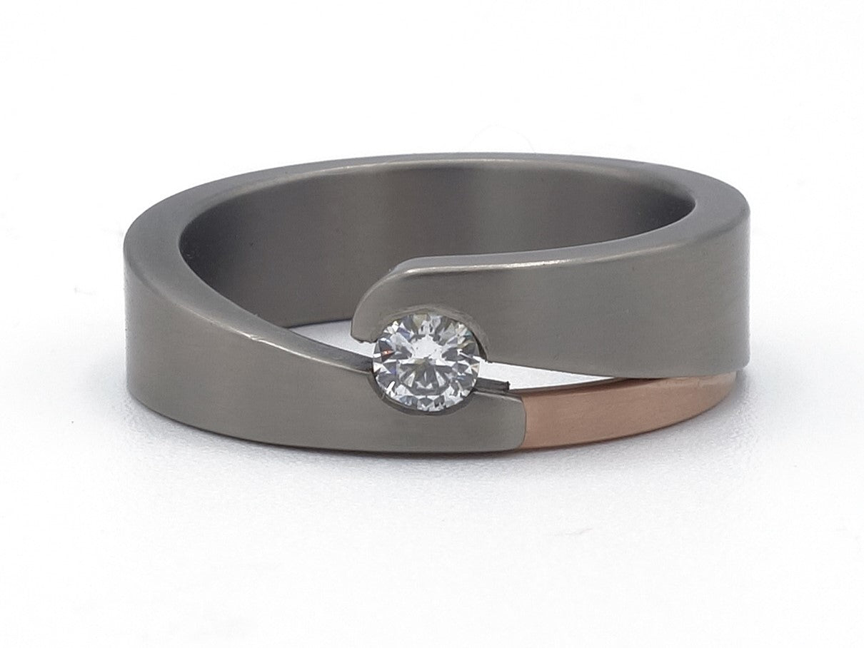 Embrasse ring Titanium basisdeel met een roodgouden insteek ring. En de ring embraced de diamant