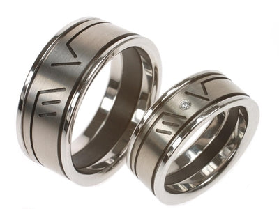 Trouwringen set van edelstaal met zirkonium en eigen ontworpen moderne initialen