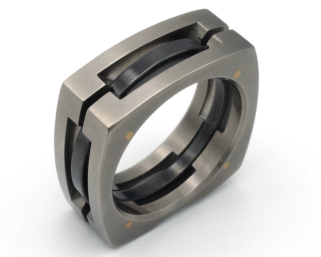 Vierkante ring uit 3 delen. 2 Delen titanium en 1 deel zirkonium met gouden klinknagels