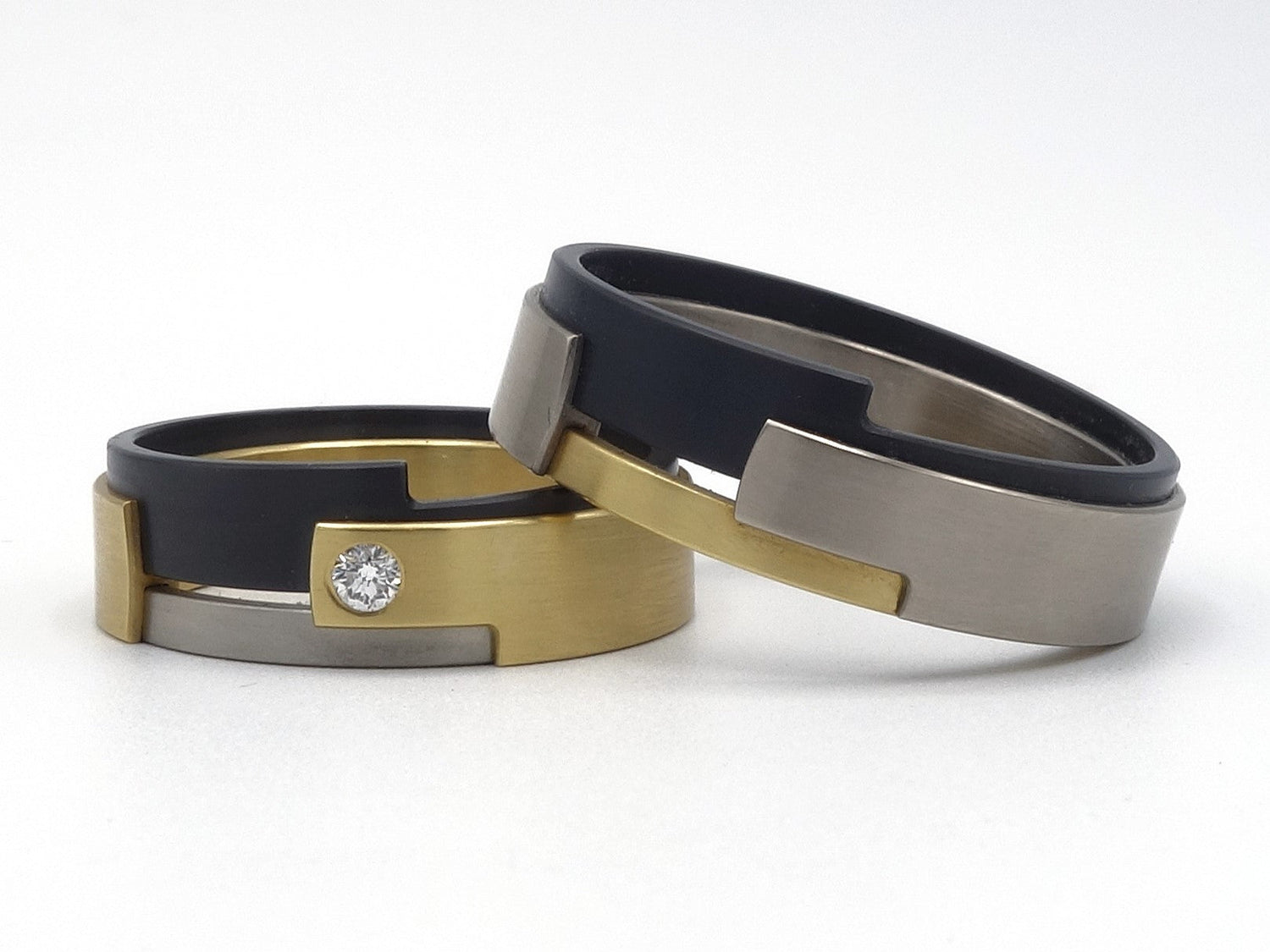 Onze best seller aquila trouwringen set in contra kleuren titanium zirkonium en goud met diamant