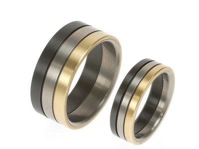 Brede anke trouwringen uit 3 delen. Titanium, zikonium en titanium