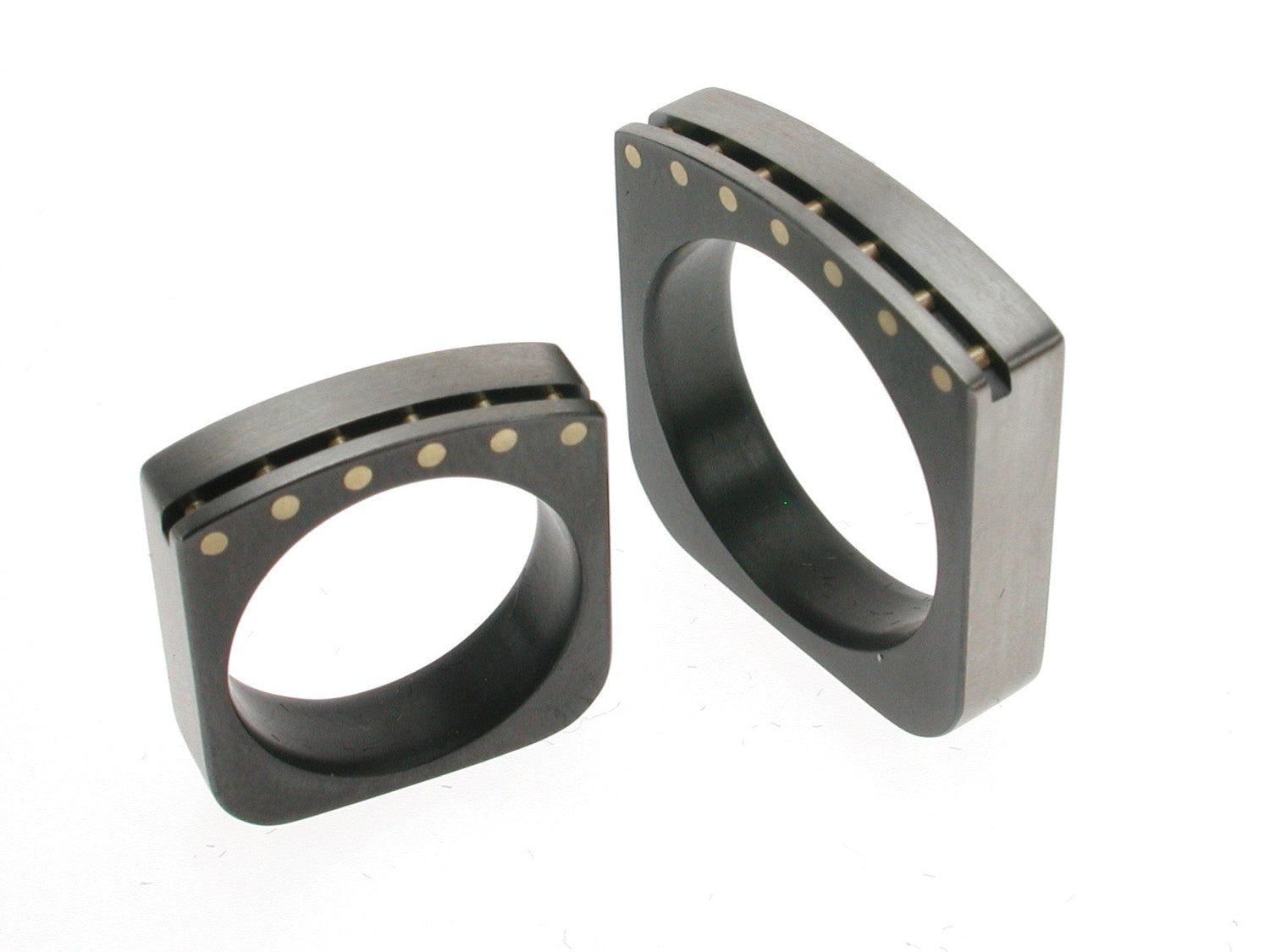 Vierkante trouwringen van zirkonium met geelgouden pennen