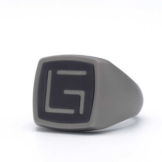 Klassieke titanium zegelring met zwart zirkonium inleg en grafisch patroon