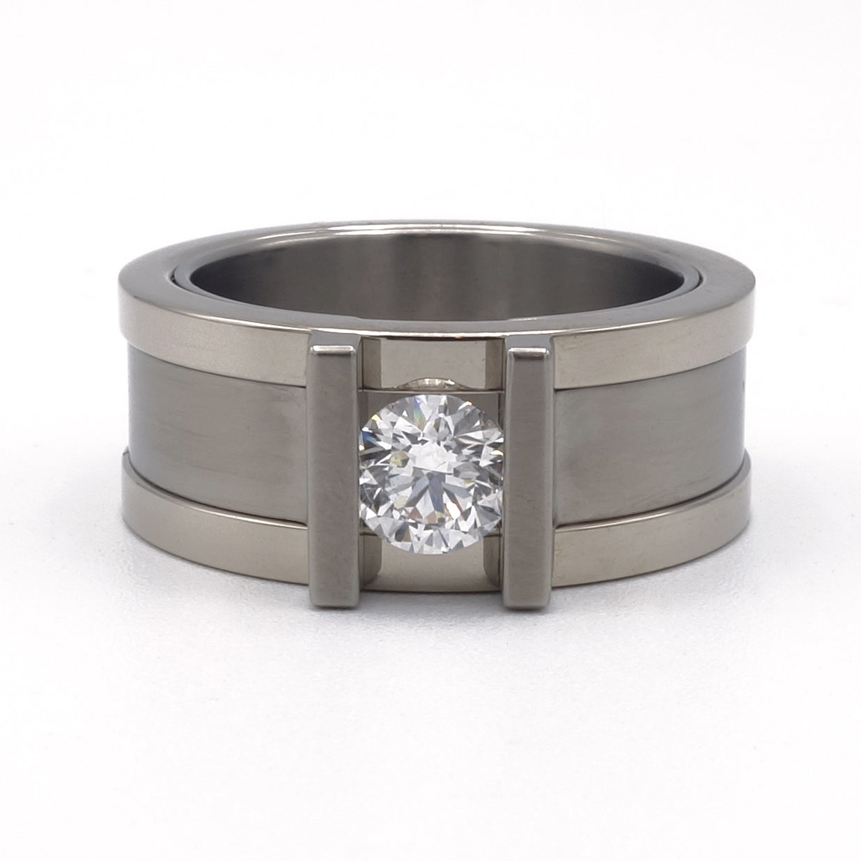 Moonlock ring van titanium en 14 karaat witgoud met een diamant van 0,50 ct.