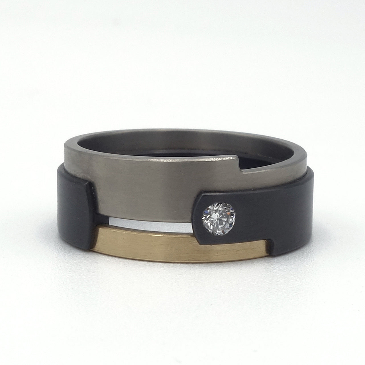 Aquila Black-ring van zwart zirkonium, titanium en geelgoud met diamant – krachtig contrastontwerp met verfijnd fonkelend detail.

