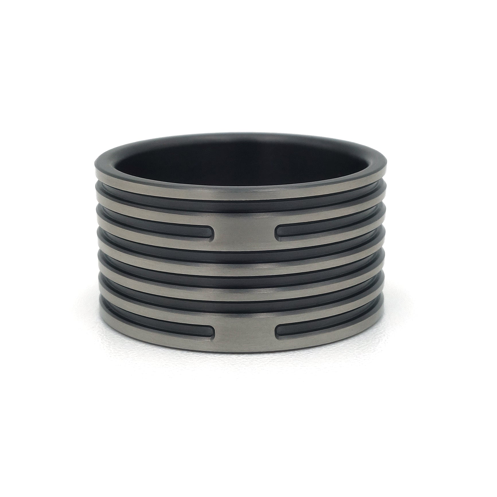 Zirkonium ring met gegraveerde I-Ching-lijnen, breed en modern ontwerp